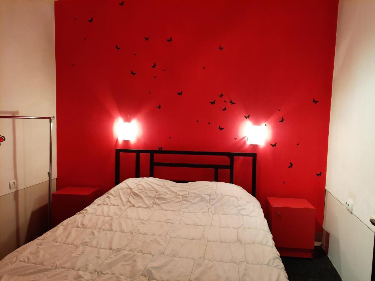 Midnight Cats' Apartment In Rynok Square Світло Є Завжди! 리비프 외부 사진